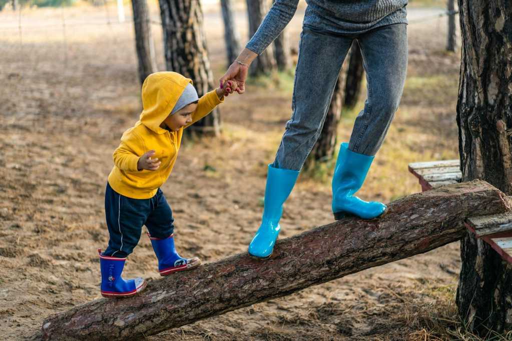 Support Mondosol and kids or adults in blue jeans